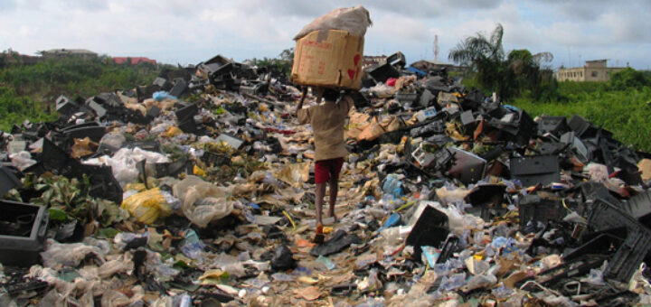 Ett av alla berg av datorskrot i Lagos. Foto: BAN.