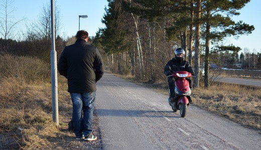 Sam visar olycksplatsen där han krockade med sin moped.